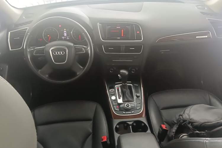 Used Audi Q5 2011 2.0TFSI Comfort Version Center Console