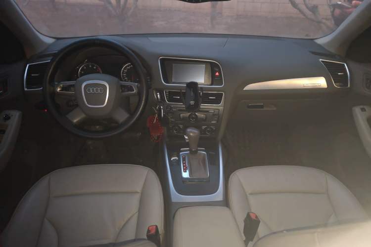 Used Audi Q5 2011 2.0TFSI Comfort Version Center Console