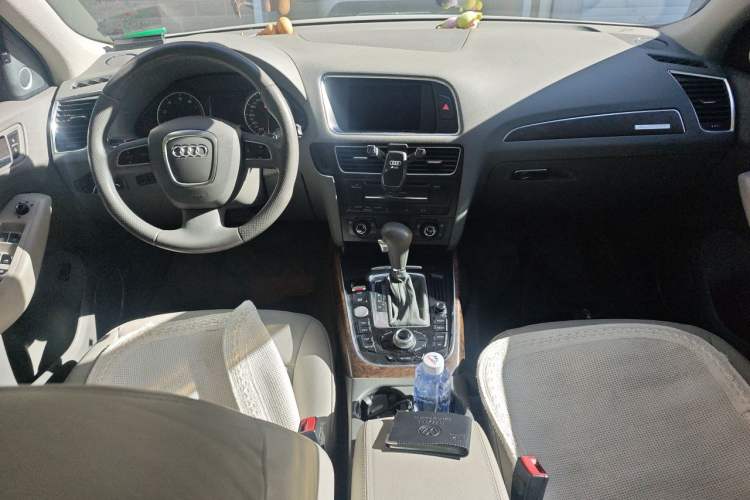 Used Audi Q5 2011 2.0TFSI Luxury Edition Center Console