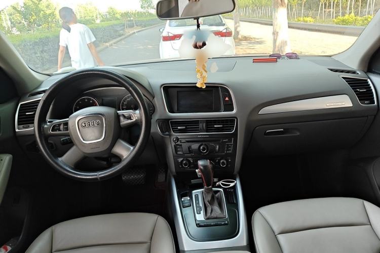 Used Audi Q5 2011 2.0TFSI Technology Model Center Console