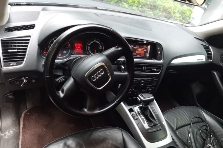 Used Audi Q5 2011 2.0TFSI Technology Model Center Console
