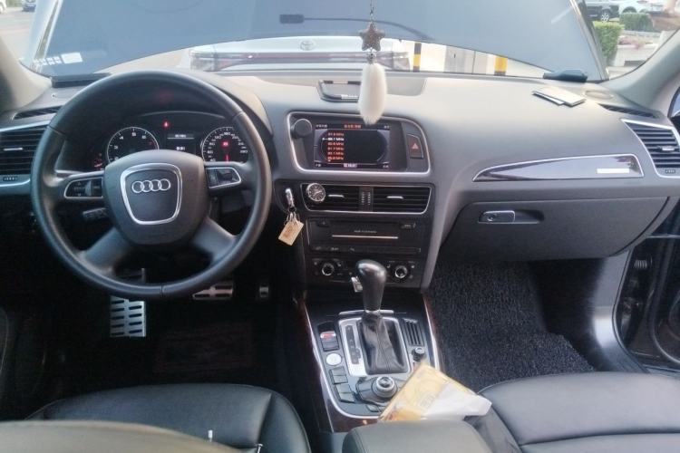 Used Audi Q5 2011 2.0TFSI Dynamic Edition Center Console