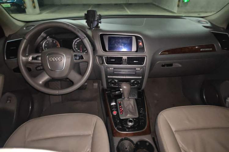 Used Audi Q5 2011 2.0TFSI Comfort Version Center Console