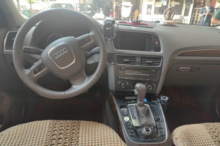 Used Audi Q5 2011 2.0TFSI Luxury Edition Center Console