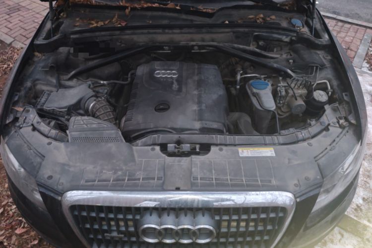 Used Audi Q5 2011 2.0TFSI Comfort Version Engine Bay