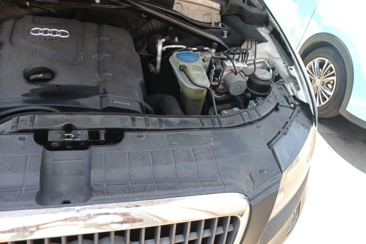 Used Audi Q5 2011 2.0TFSI Comfort Version Engine Bay Left