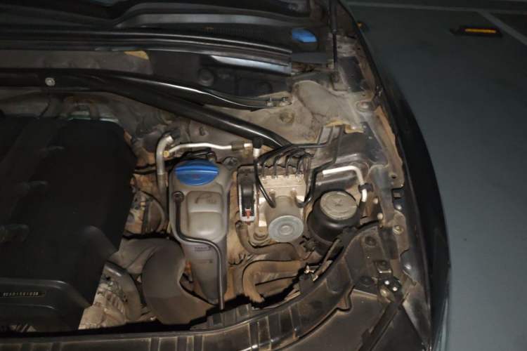 Used Audi Q5 2011 2.0TFSI Technology Model Engine Bay Left