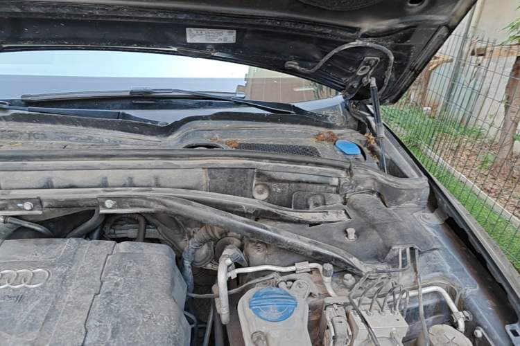 Used Audi Q5 2011 2.0TFSI Comfort Version Engine Bay Left