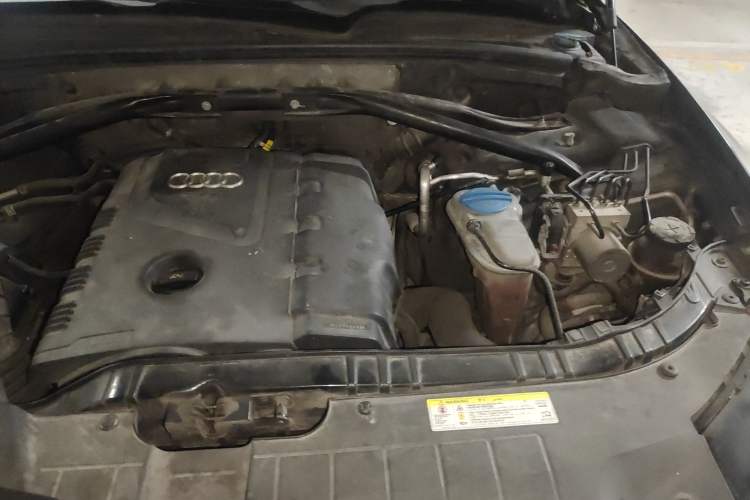 Used Audi Q5 2011 2.0TFSI Technology Model Engine Bay Left