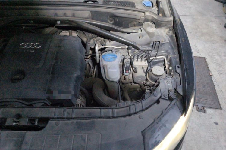 Used Audi Q5 2011 2.0TFSI Luxury Edition Engine Bay Left