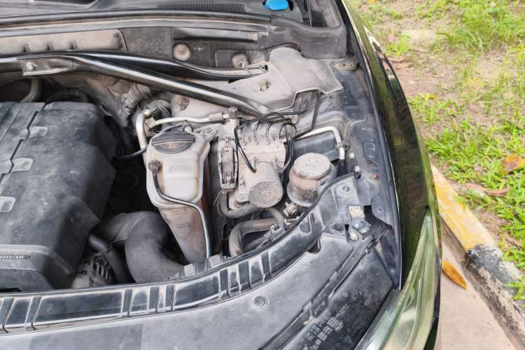 Used Audi Q5 2011 2.0TFSI Technology Model Engine Bay Left