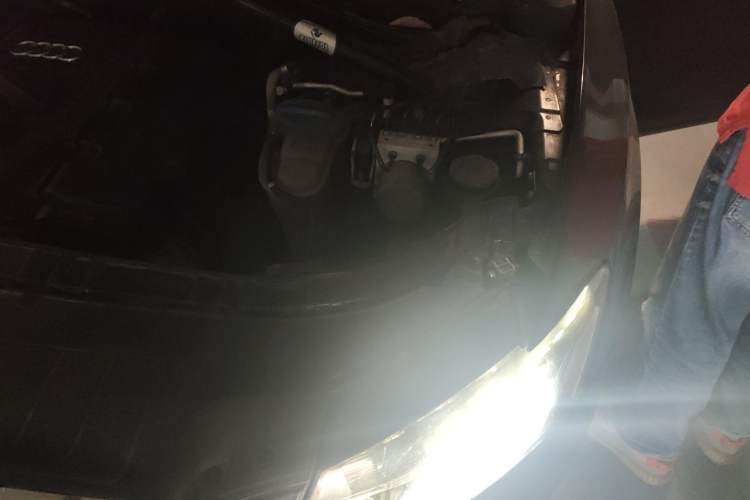 Used Audi Q5 2011 2.0TFSI Comfort Version Engine Bay Left
