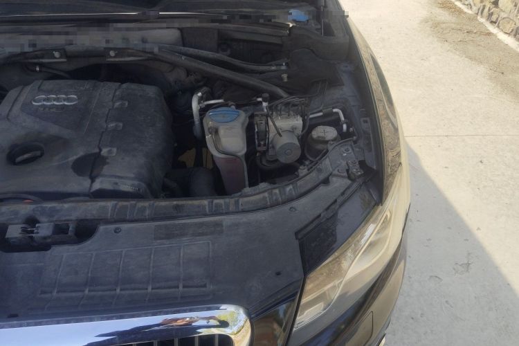 Used Audi Q5 2011 2.0TFSI Dynamic Edition Engine Bay Left