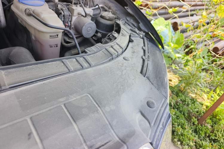 Used Audi Q5 2011 2.0TFSI Comfort Version Engine Bay Left
