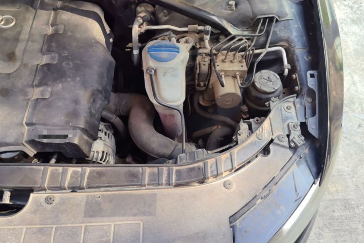 Used Audi Q5 2011 2.0TFSI Comfort Version Engine Bay Left