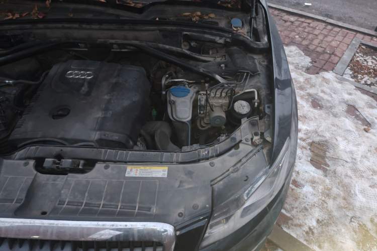 Used Audi Q5 2011 2.0TFSI Comfort Version Engine Bay Left