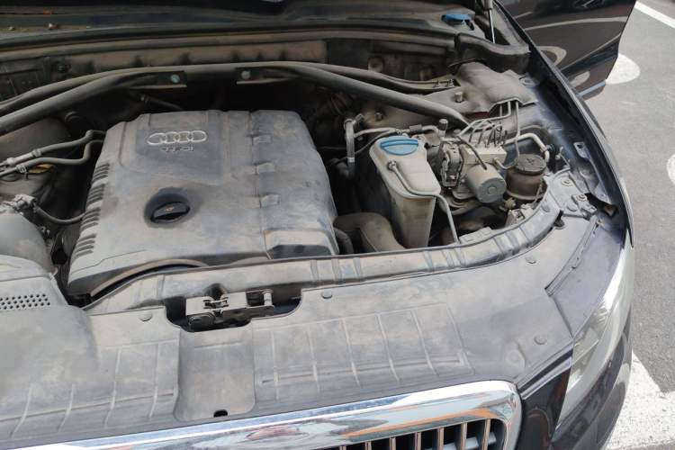 Used Audi Q5 2011 2.0TFSI Comfort Version Engine Bay Left