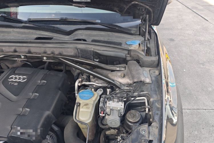 Used Audi Q5 2011 2.0TFSI Ambition Edition Engine Bay Left