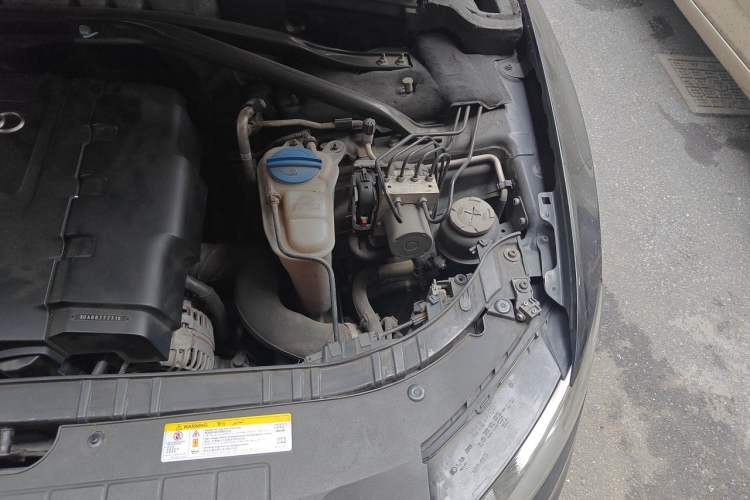Used Audi Q5 2011 2.0TFSI Comfort Version Engine Bay Left