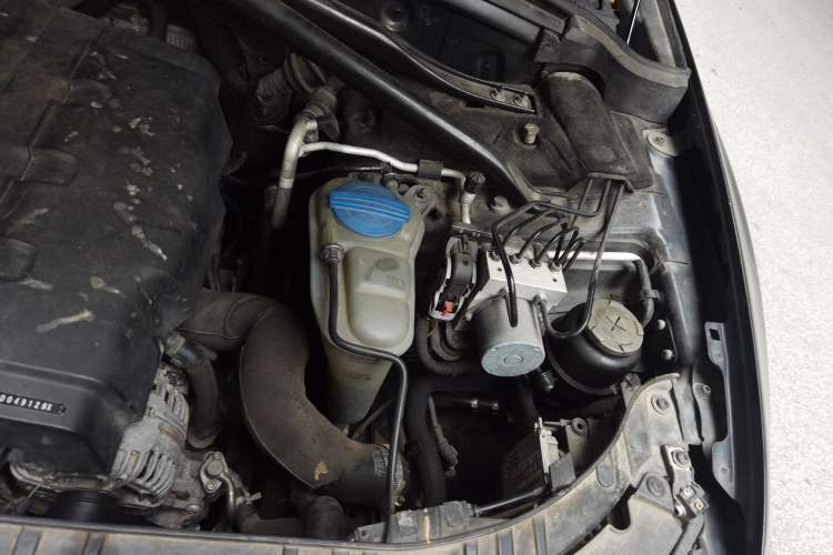 Used Audi Q5 2011 2.0TFSI Technology Model Engine Bay Left
