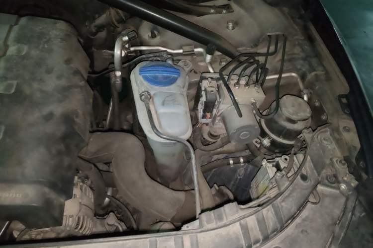 Used Audi Q5 2011 2.0TFSI Comfort Version Engine Bay Left