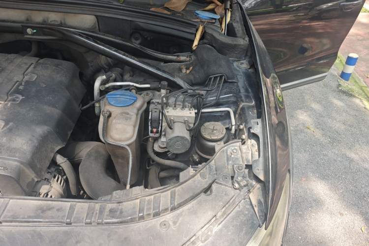 Used Audi Q5 2011 2.0TFSI Comfort Version Engine Bay Left