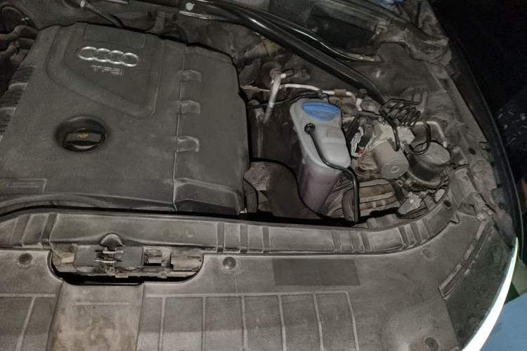 Used Audi Q5 2011 2.0TFSI Technology Model Engine Bay Left
