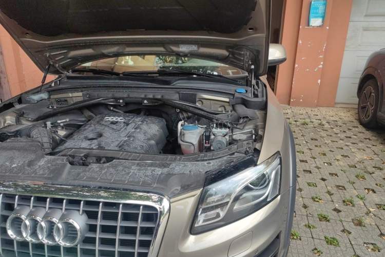Used Audi Q5 2011 2.0TFSI Luxury Edition Engine Bay Left