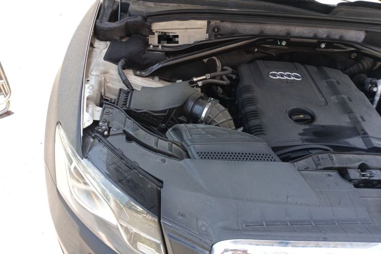 Used Audi Q5 2011 2.0TFSI Comfort Version Engine Bay Right