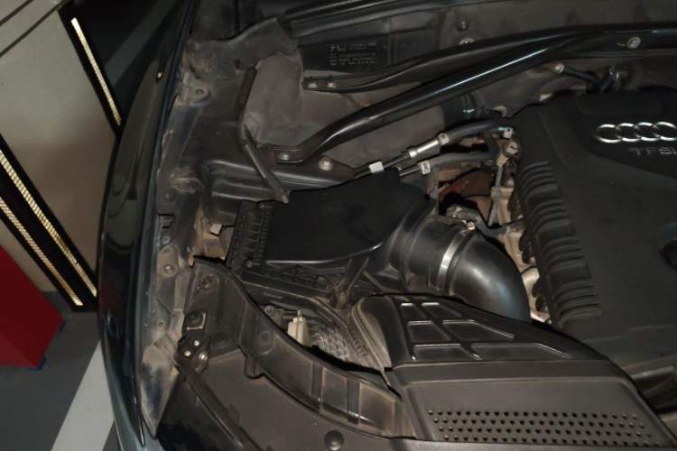 Used Audi Q5 2011 2.0TFSI Technology Model Engine Bay Right