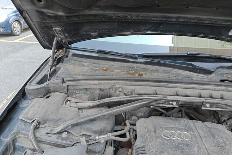 Used Audi Q5 2011 2.0TFSI Comfort Version Engine Bay Right