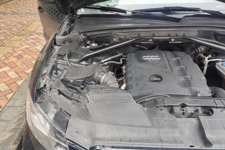 Used Audi Q5 2011 2.0TFSI Comfort Version Engine Bay Right