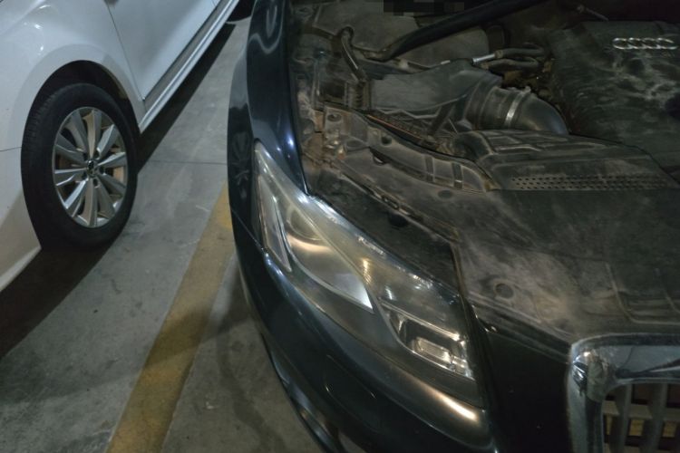 Used Audi Q5 2011 2.0TFSI Comfort Version Engine Bay Right