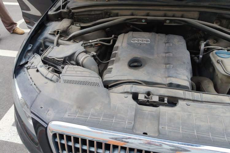 Used Audi Q5 2011 2.0TFSI Comfort Version Engine Bay Right