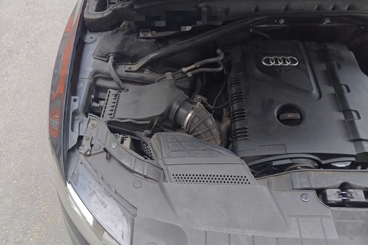 Used Audi Q5 2011 2.0TFSI Comfort Version Engine Bay Right