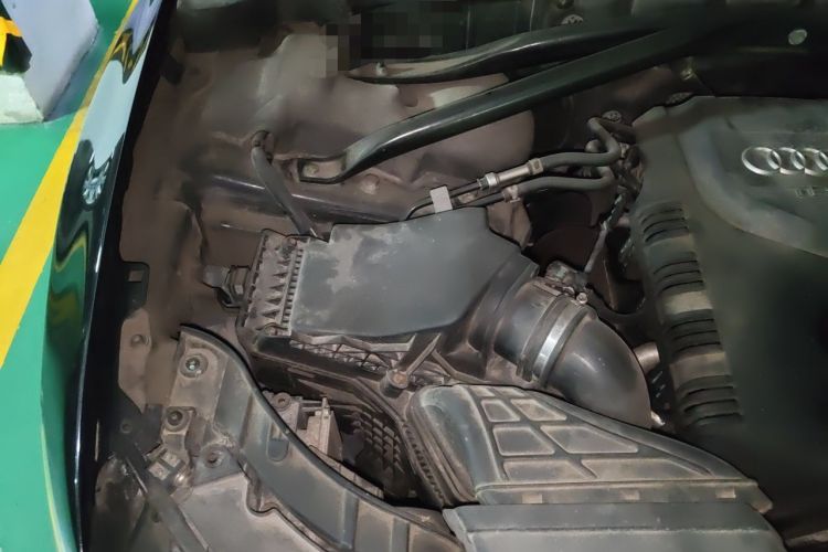 Used Audi Q5 2011 2.0TFSI Comfort Version Engine Bay Right