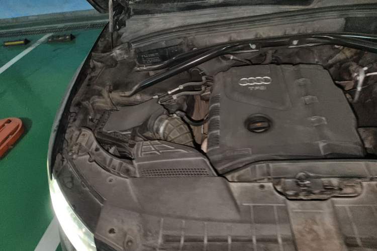Used Audi Q5 2011 2.0TFSI Technology Model Engine Bay Right