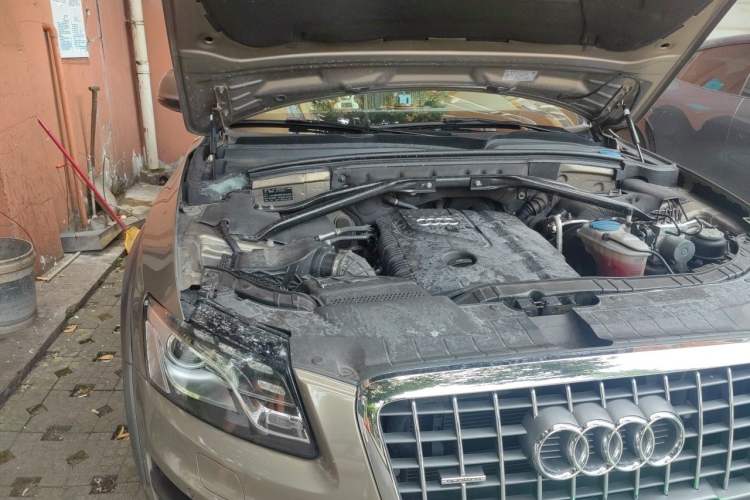 Used Audi Q5 2011 2.0TFSI Luxury Edition Engine Bay Right