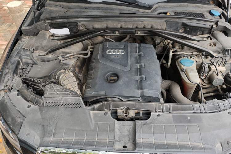 Used Audi Q5 2011 2.0TFSI Ambition Edition Engine Bay