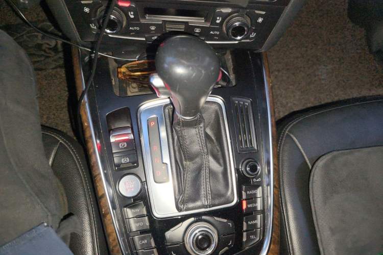 Used Audi Q5 2011 2.0TFSI Luxury Edition Gear Lever