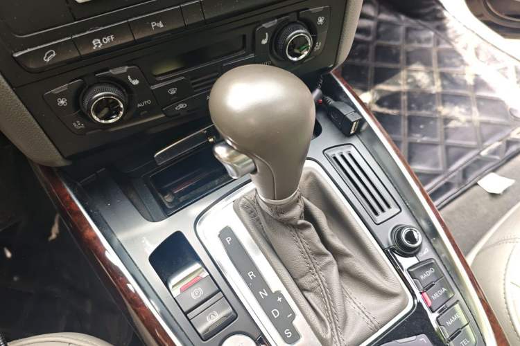 Used Audi Q5 2011 2.0TFSI Comfort Version Gear Lever