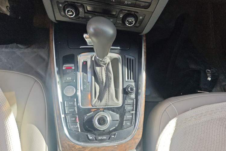 Used Audi Q5 2011 2.0TFSI Luxury Edition Gear Lever