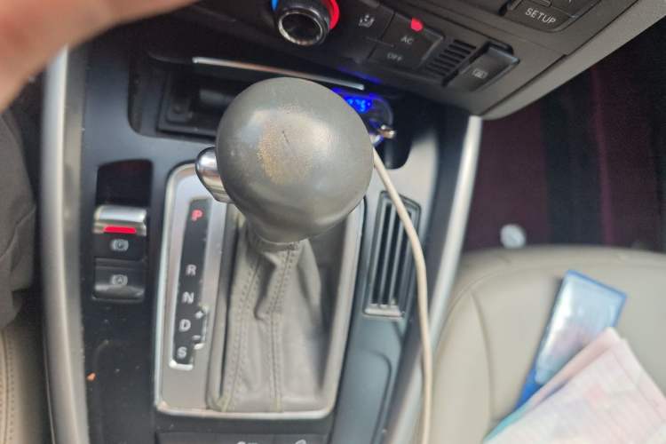 Used Audi Q5 2011 2.0TFSI Ambition Edition Gear Lever