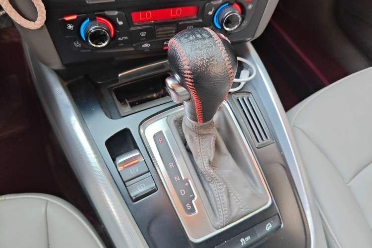 Used Audi Q5 2011 2.0TFSI Technology Model Gear Lever