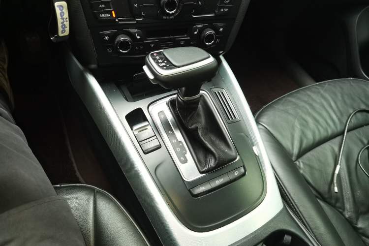 Used Audi Q5 2011 2.0TFSI Technology Model Gear Lever