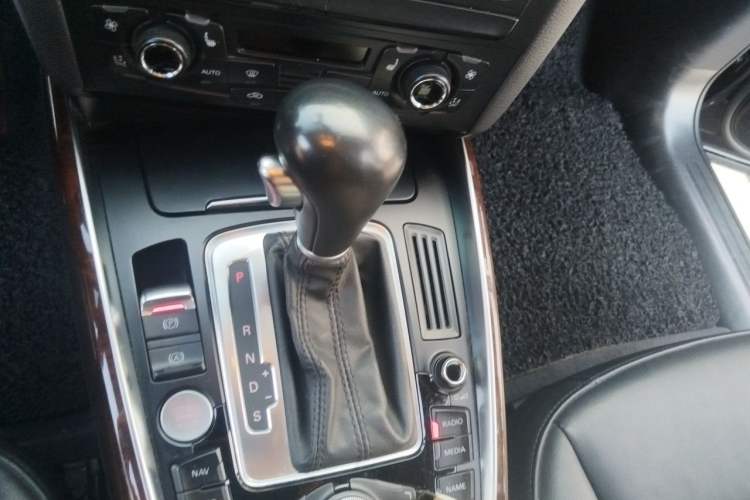Used Audi Q5 2011 2.0TFSI Dynamic Edition Gear Lever