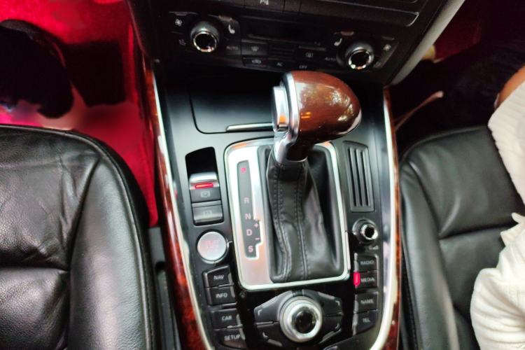 Used Audi Q5 2011 2.0TFSI Ambition Edition Gear Lever