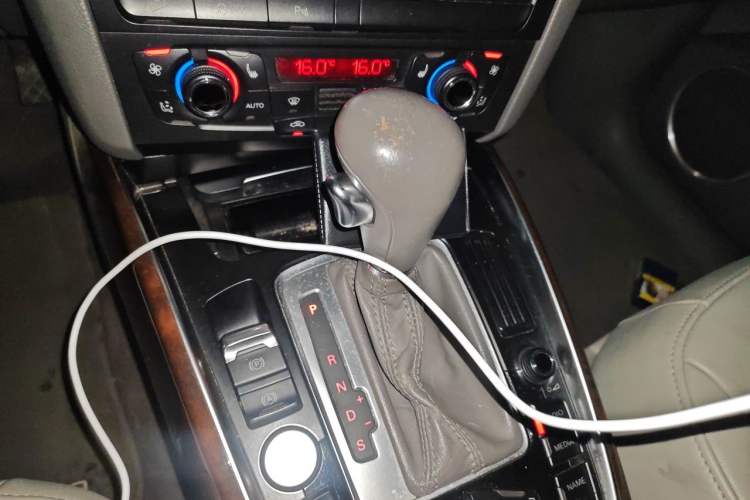 Used Audi Q5 2011 2.0TFSI Comfort Version Gear Lever