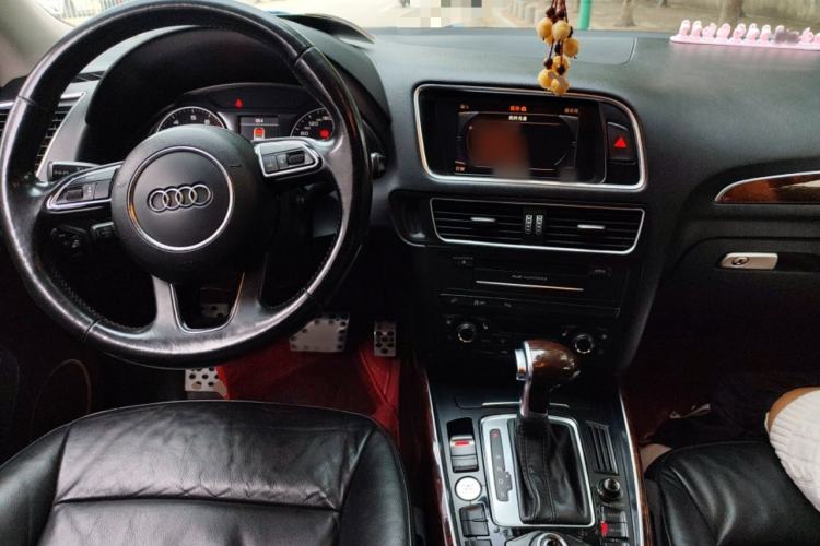 Used Audi Q5 2011 2.0TFSI Ambition Edition Interior 2