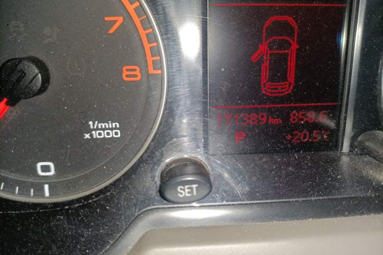 Used Audi Q5 2011 2.0TFSI Technology Model Odometer Close Up